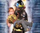 Πυροσβέστη που κατέχουν ένα παιδί στην αγκαλιά